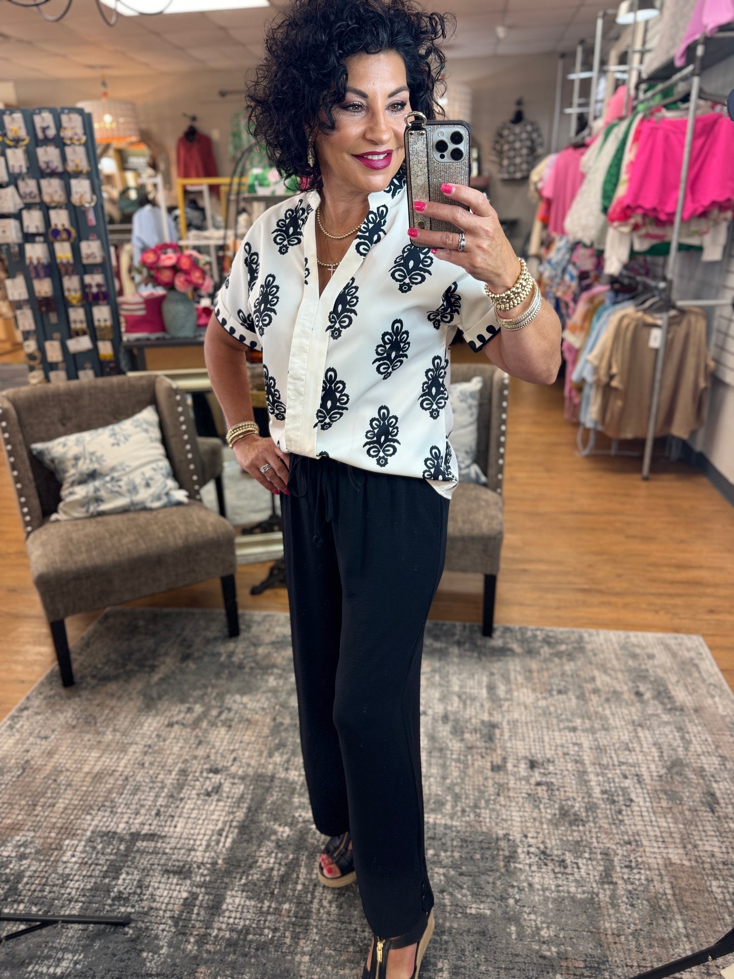 Solid pants with drawstring waistline, side pockets, loose fits and buttoned at the legs ends.