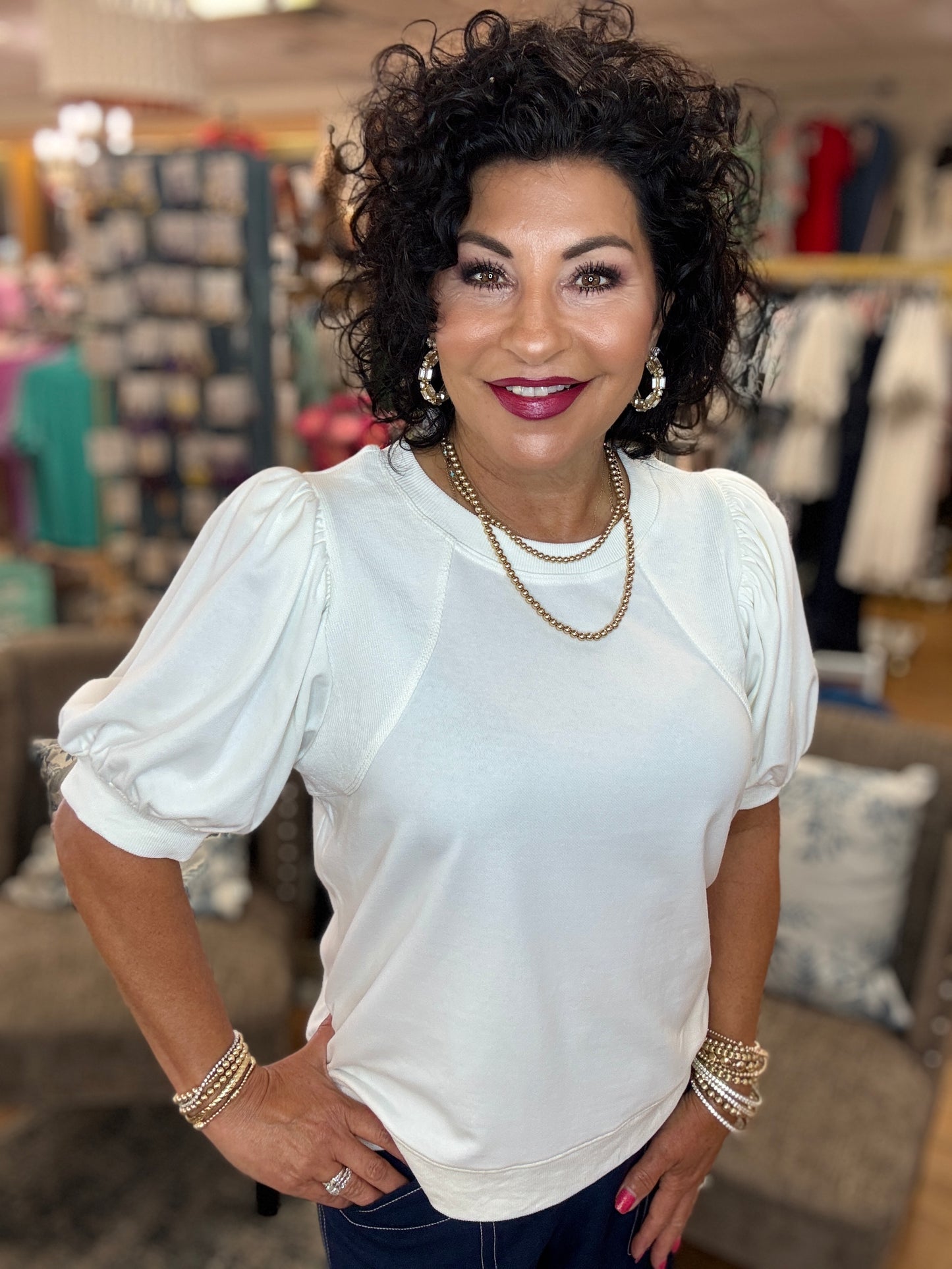 Solid top with crew neck, outline stitch shoulder, pleated short sleeves, ribbing at the sleeve ends and hemline