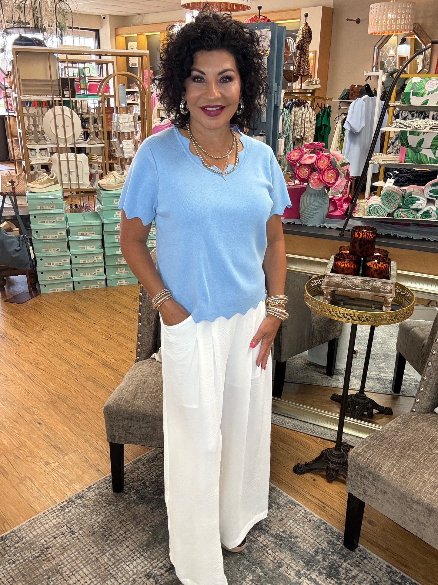 Solid wide legs pants with back stretch-band waistline, front dark detailing, and side pockets.