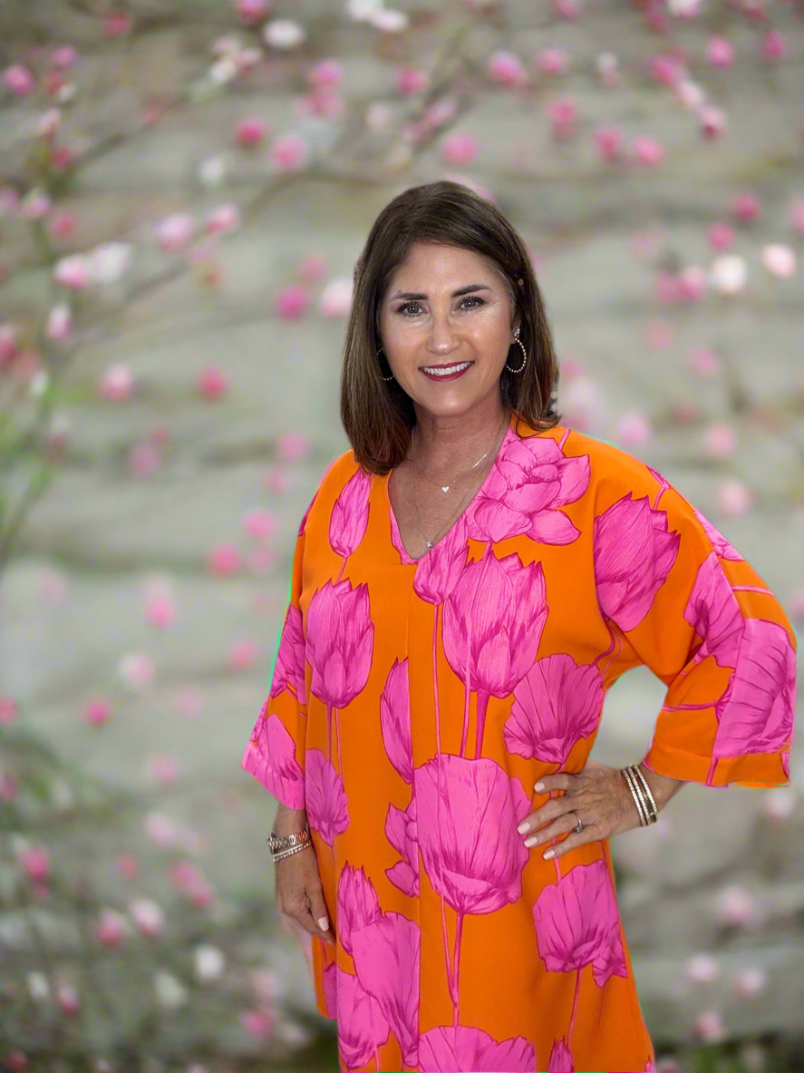 Flower print dress with V-neck, drop shoulder, side pockets, three quarter sleeves and band cuffs.