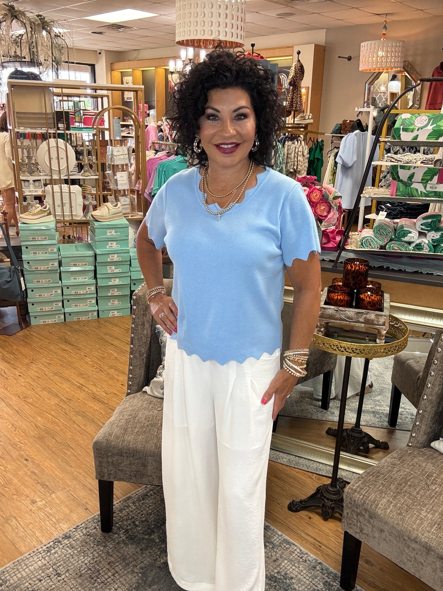 Solid wide legs pants with back stretch-band waistline, front dark detailing, and side pockets.