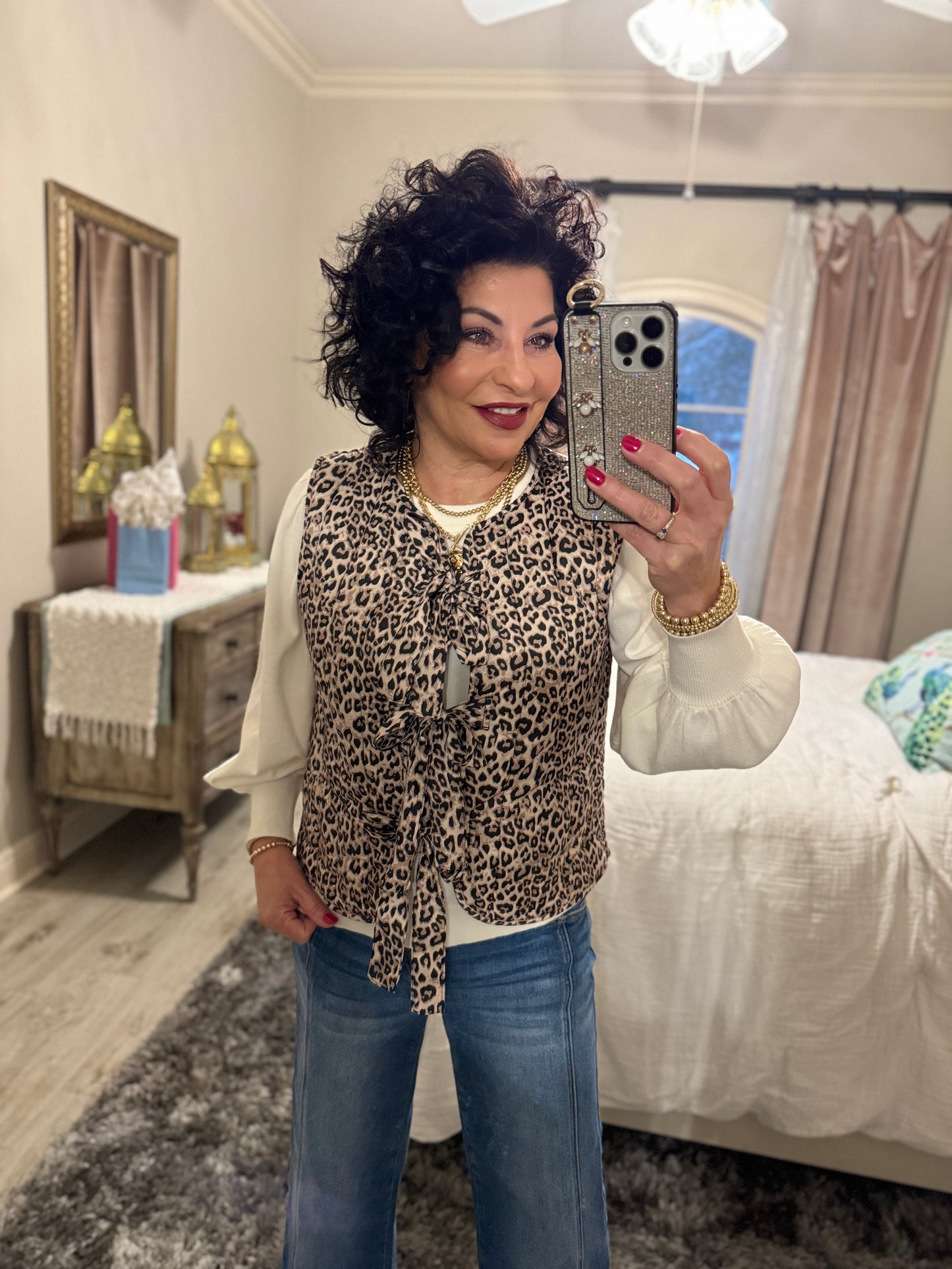 Quilted leopard vest with U-neck, and front 3-bow ties closure